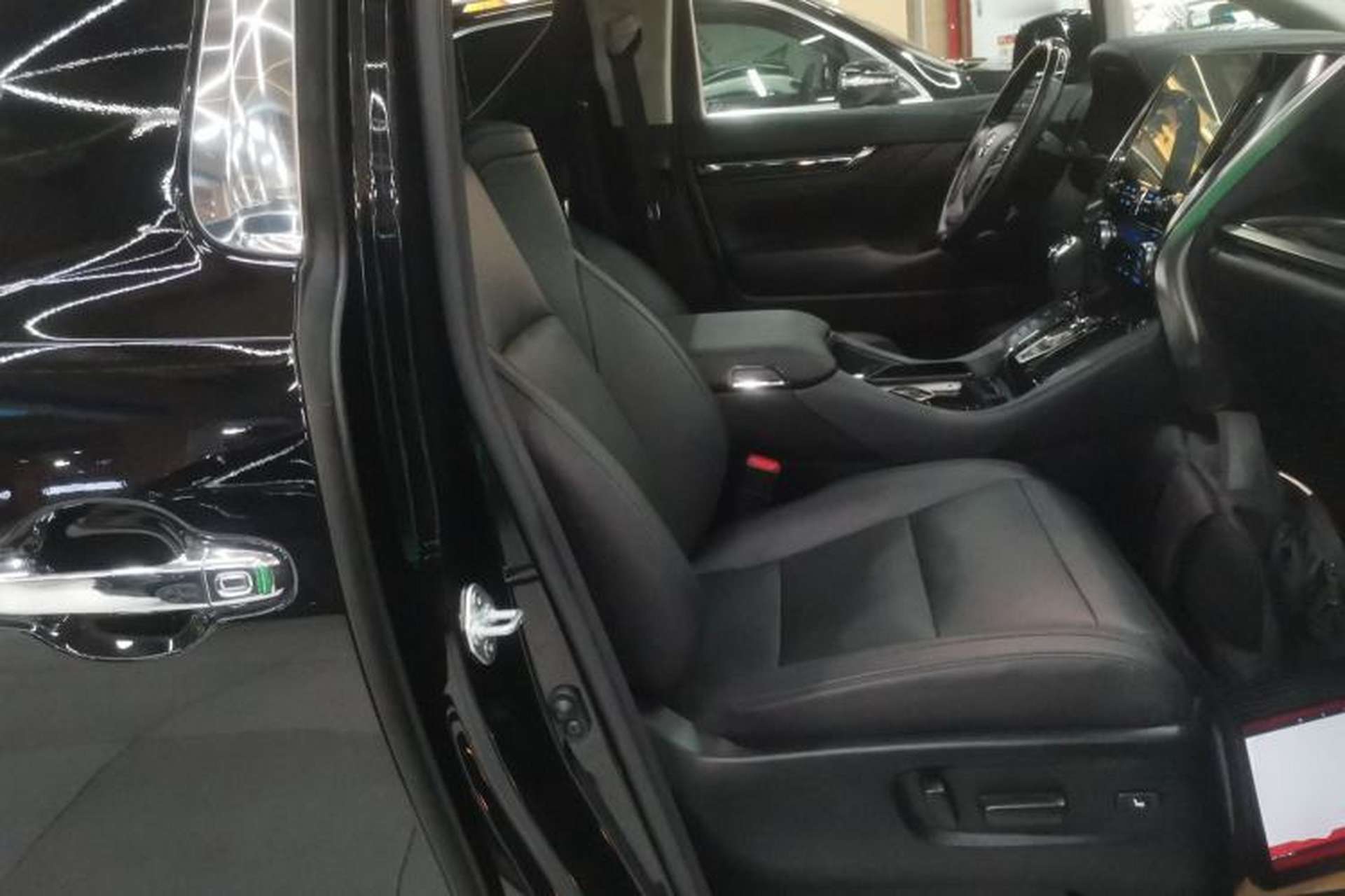 Used Toyota Vellfire 2021 Crown Dual-Engine 2.5L HV Luxury Edition Right Front Seat
