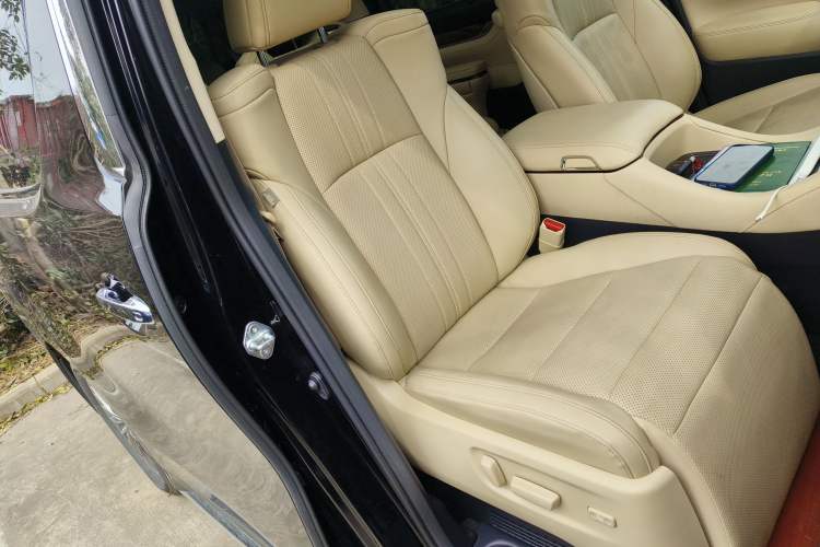 Used Toyota Vellfire 2021 Crown Dual-Engine 2.5L HV Supreme Edition Right Front Seat