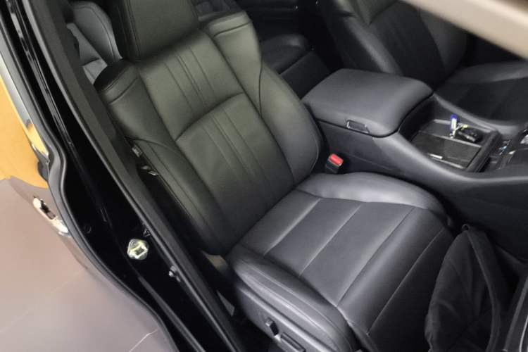 Used Toyota Vellfire 2021 Crown Dual-Engine 2.5L HV Prestige Edition Right Front Seat