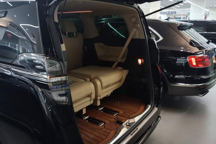 Used Toyota Vellfire 2021 Crown Dual-Engine 2.5L HV Prestige Edition Trunk