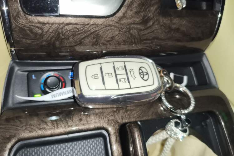 Used Toyota Vellfire 2021 Crown Dual-Engine 2.5L HV Supreme Edition Vehicle Key