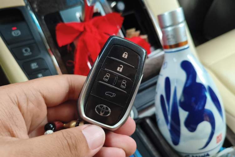Used Toyota Vellfire 2021 Crown Dual-Engine 2.5L HV Supreme Edition Vehicle Key