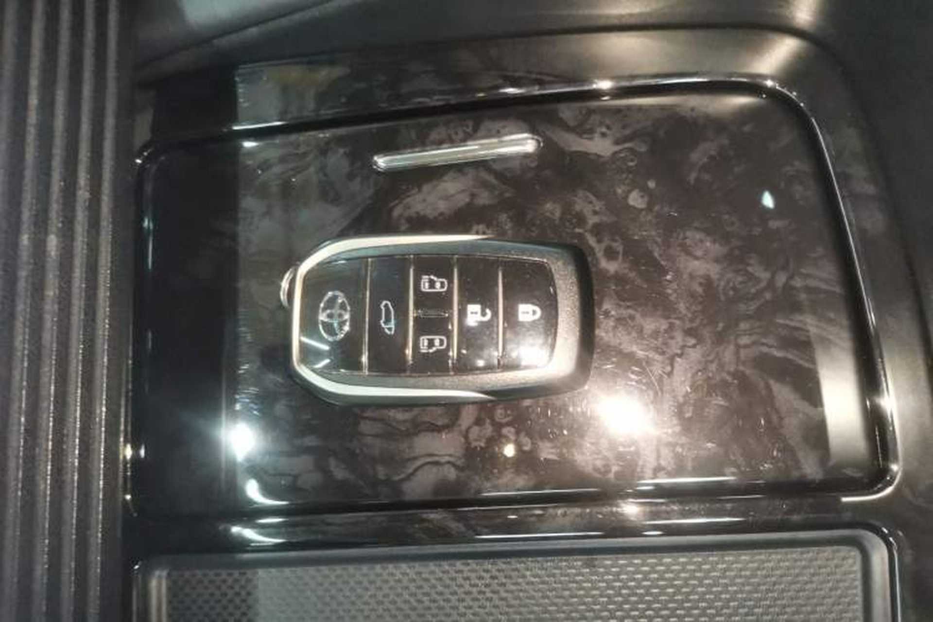 Used Toyota Vellfire 2021 Crown Dual-Engine 2.5L HV Luxury Edition Vehicle Key