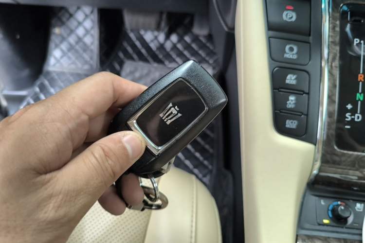 Used Toyota Vellfire 2021 Crown Dual-Engine 2.5L HV Supreme Edition Vehicle Key