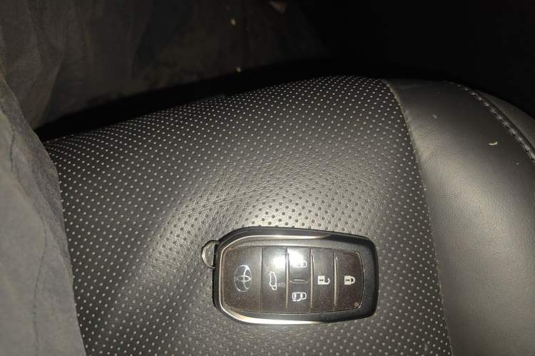 Used Toyota Vellfire 2021 Crown Dual-Engine 2.5L HV Luxury Edition Vehicle Key