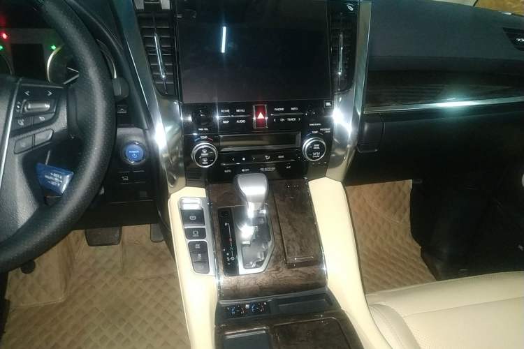 Used Toyota Vellfire 2021 Crown Dual-Engine 2.5L HV Prestige Edition Audio And AC Panel