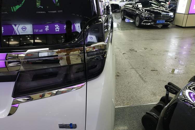 Used Toyota Vellfire 2021 Crown Dual-Engine 2.5L HV Supreme Edition Exterior 3