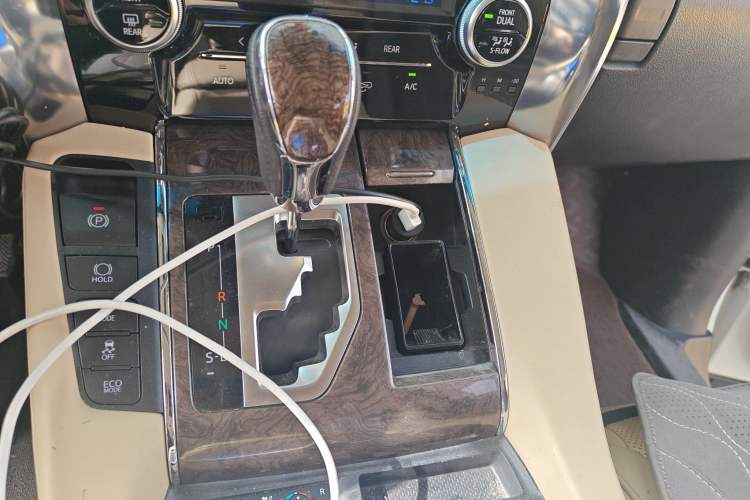 Used Toyota Vellfire 2021 Crown Dual-Engine 2.5L HV Supreme Edition Gear Lever