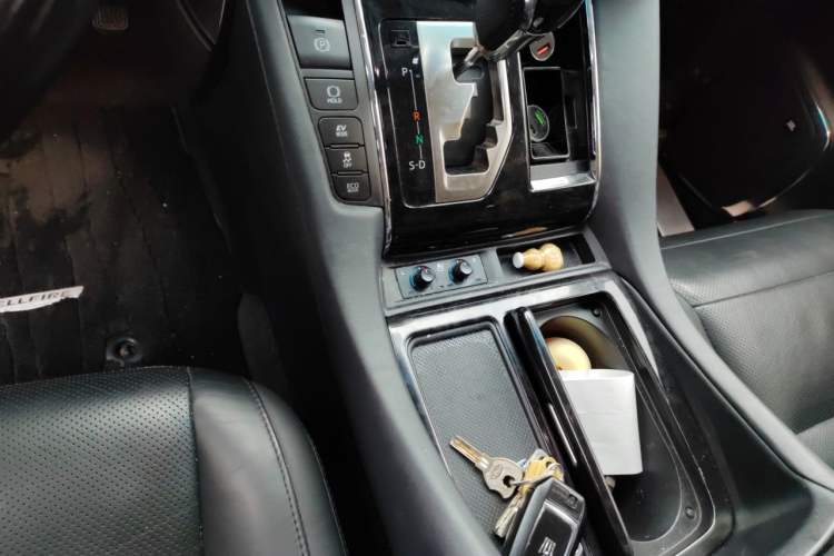 Used Toyota Vellfire 2021 Crown Dual-Engine 2.5L HV Luxury Edition Gear Lever