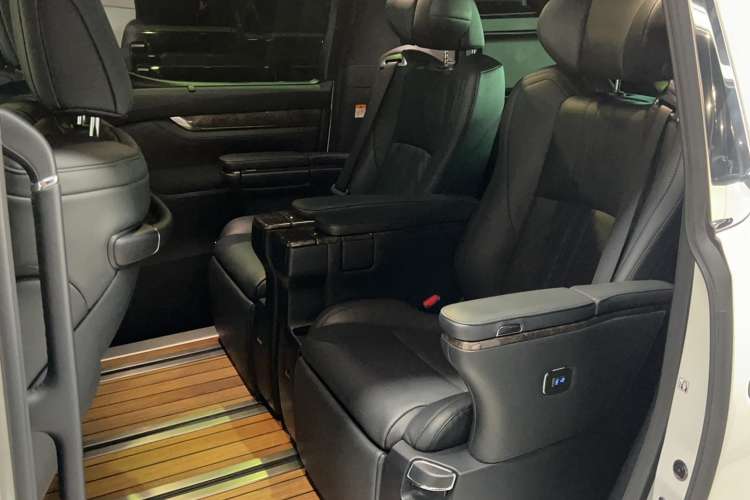 Used Toyota Vellfire 2021 Crown Dual-Engine 2.5L HV Prestige Edition Interior 2
