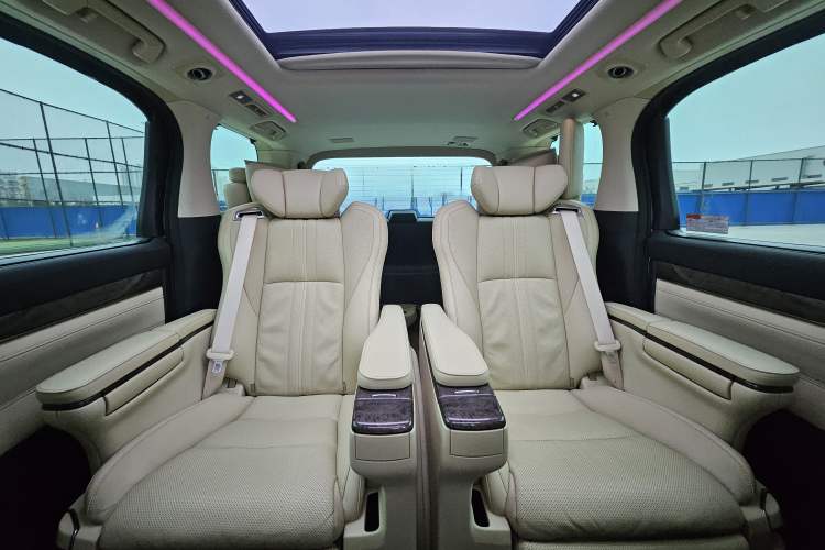Used Toyota Vellfire 2021 Crown Dual-Engine 2.5L HV Supreme Edition Interior 2