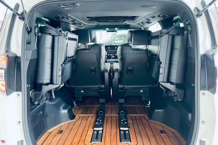 Used Toyota Vellfire 2021 Crown Dual-Engine 2.5L HV Supreme Edition Interior 2