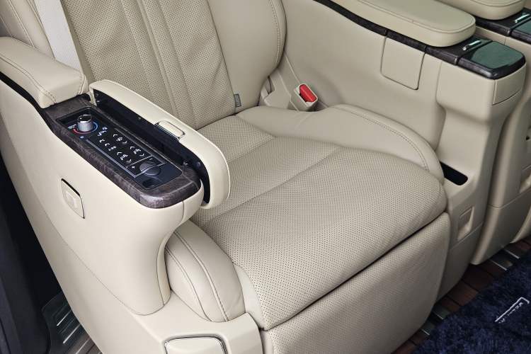 Used Toyota Vellfire 2021 Crown Dual-Engine 2.5L HV Supreme Edition Interior 3