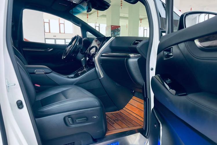 Used Toyota Vellfire 2021 Crown Dual-Engine 2.5L HV Supreme Edition Interior 3