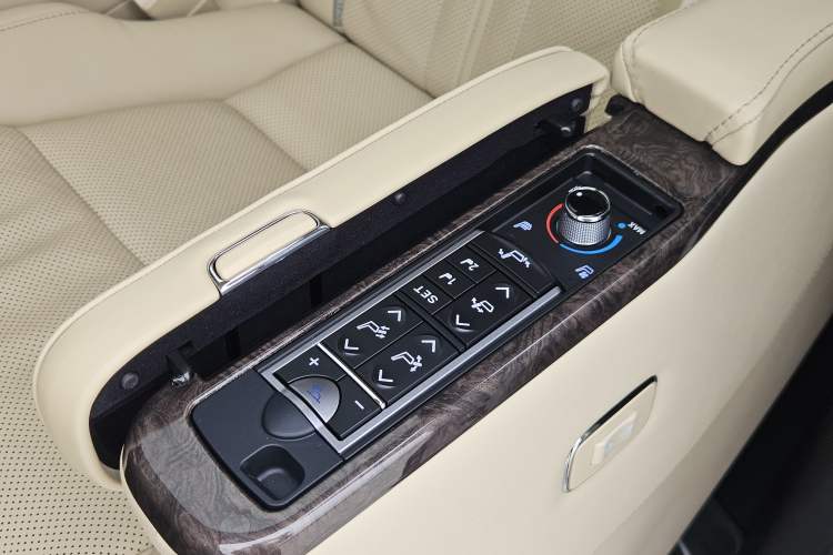 Used Toyota Vellfire 2021 Crown Dual-Engine 2.5L HV Supreme Edition Interior 5