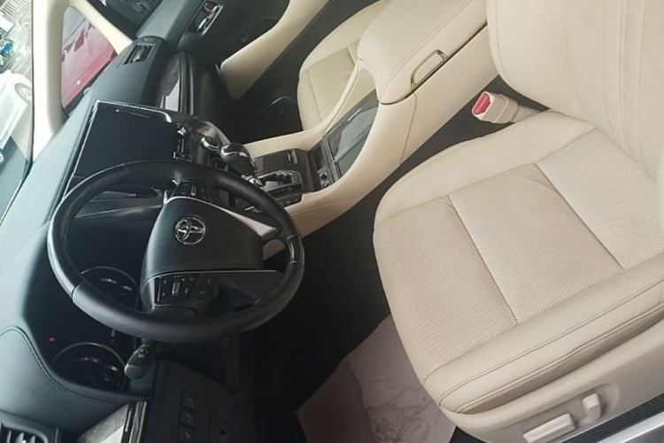 Used Toyota Vellfire 2021 Crown Dual-Engine 2.5L HV Supreme Edition Left Front Seat