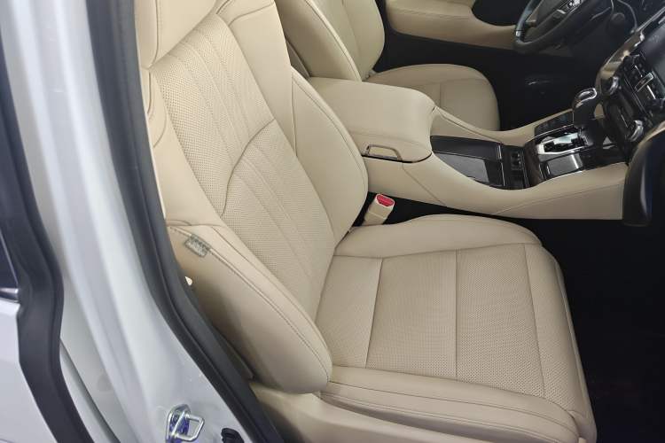 Used Toyota Vellfire 2021 Crown Dual-Engine 2.5L HV Prestige Edition Right Front Seat