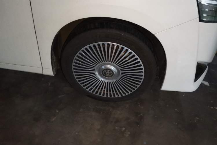 Used Toyota Vellfire 2021 Crown Dual-Engine 2.5L HV Luxury Edition Right Front Wheel Hub