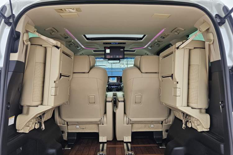 Used Toyota Vellfire 2021 Crown Dual-Engine 2.5L HV Supreme Edition Trunk
