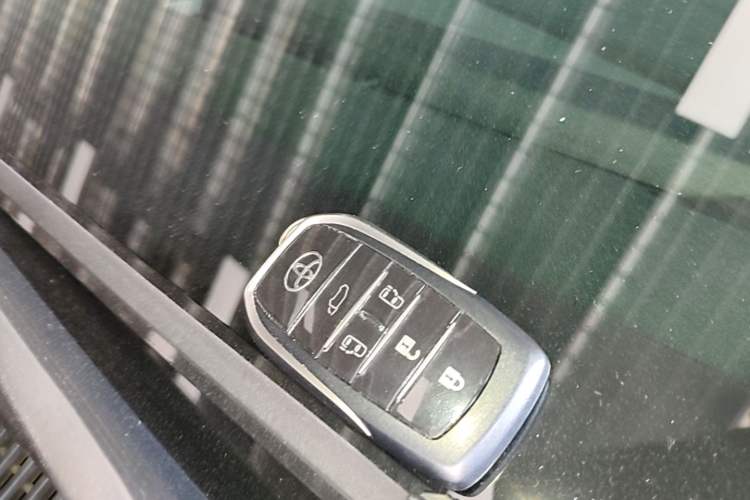 Used Toyota Vellfire 2021 Crown Dual-Engine 2.5L HV Luxury Edition Vehicle Key
