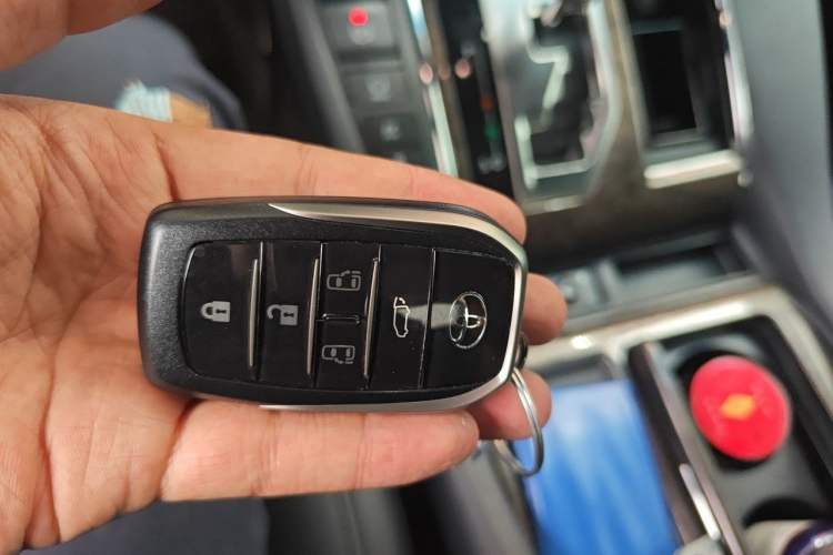 Used Toyota Vellfire 2021 Crown Dual-Engine 2.5L HV Supreme Edition Vehicle Key