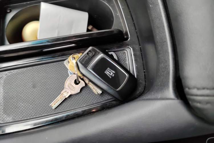 Used Toyota Vellfire 2021 Crown Dual-Engine 2.5L HV Luxury Edition Vehicle Key