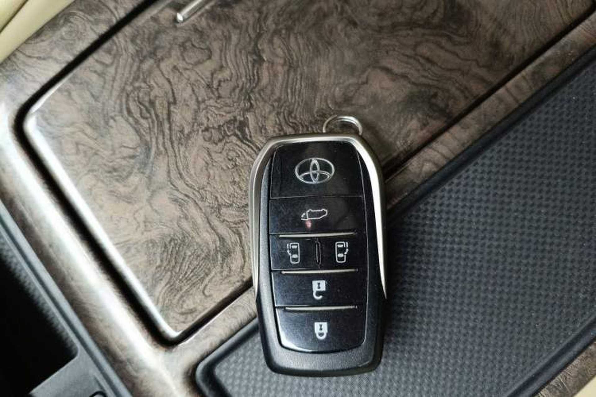 Used Toyota Vellfire 2021 Crown Dual-Engine 2.5L HV Supreme Edition Vehicle Key