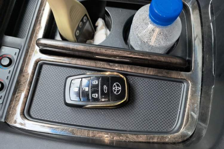 Used Toyota Vellfire 2021 Crown Dual-Engine 2.5L HV Supreme Edition Vehicle Key