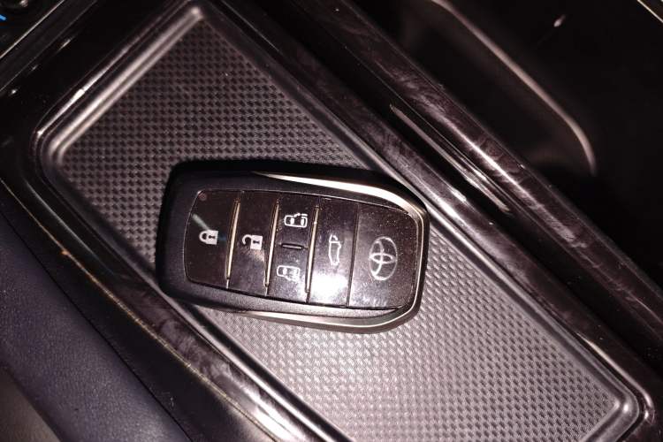 Used Toyota Vellfire 2021 Crown Dual-Engine 2.5L HV Luxury Edition Vehicle Key