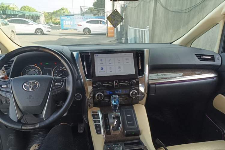 Used Toyota Vellfire 2023 Crown Dual-Engine 2.5L HV Prestige Edition Center Console