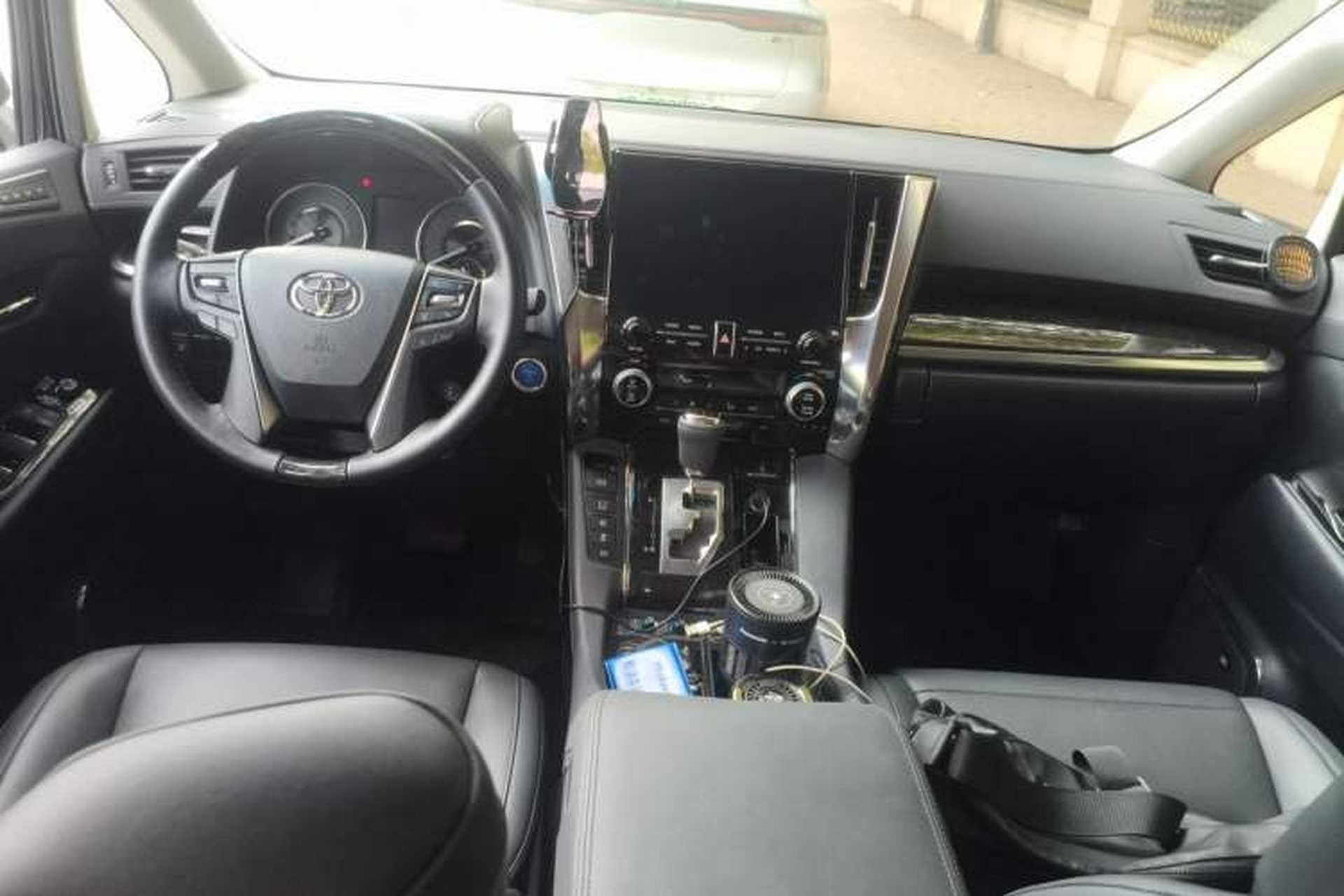 Used Toyota Vellfire 2023 Crown Dual-Engine 2.5L HV Luxury Edition Center Console