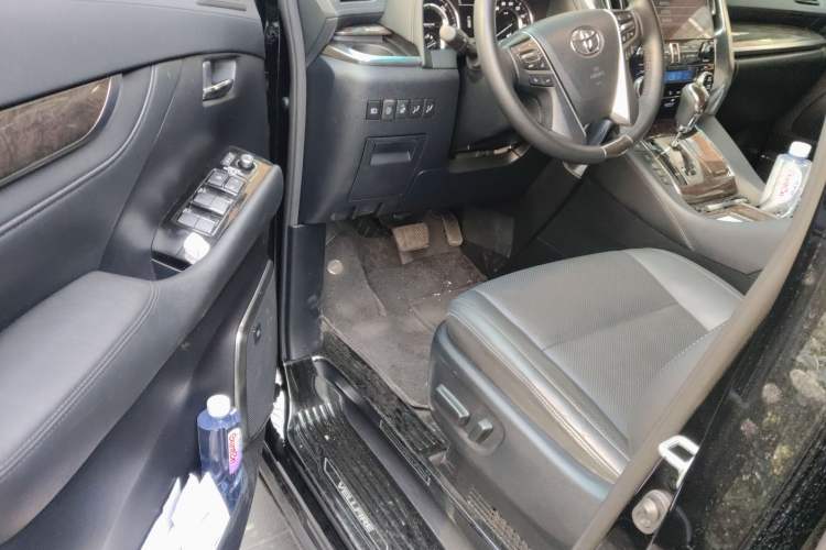 Used Toyota Vellfire 2023 Crown Dual-Engine 2.5L HV Ultimate Edition Driver Seat