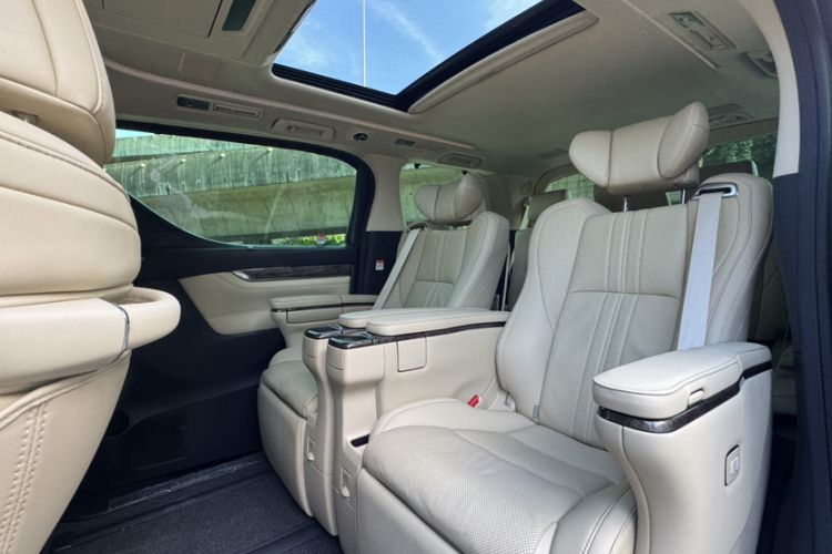 Used Toyota Vellfire 2023 Crown Dual-Engine 2.5L HV Prestige Edition Exterior 4