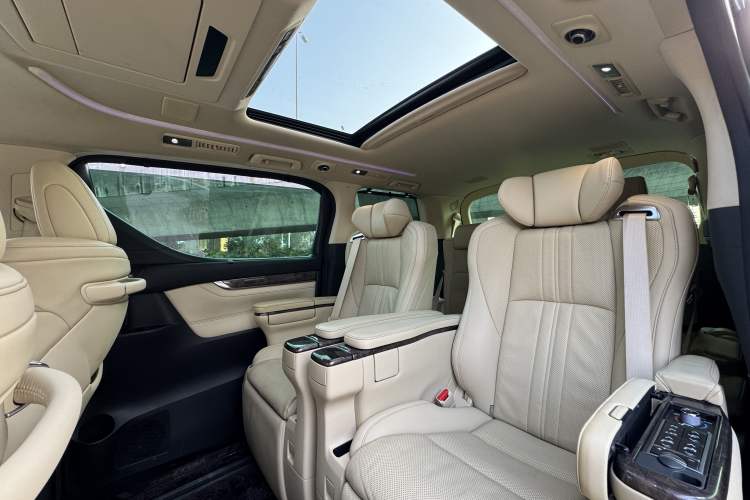 Used Toyota Vellfire 2023 Crown Dual-Engine 2.5L HV Prestige Edition Exterior 7