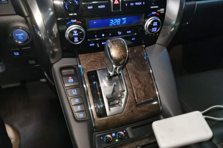 Used Toyota Vellfire 2023 Crown Dual-Engine 2.5L HV Ultimate Edition Gear Lever