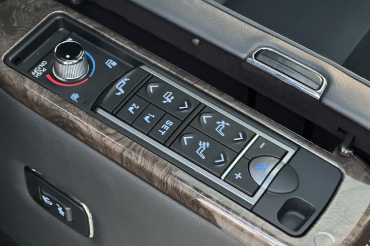 Used Toyota Vellfire 2023 Crown Dual-Engine 2.5L HV Prestige Edition Interior 1