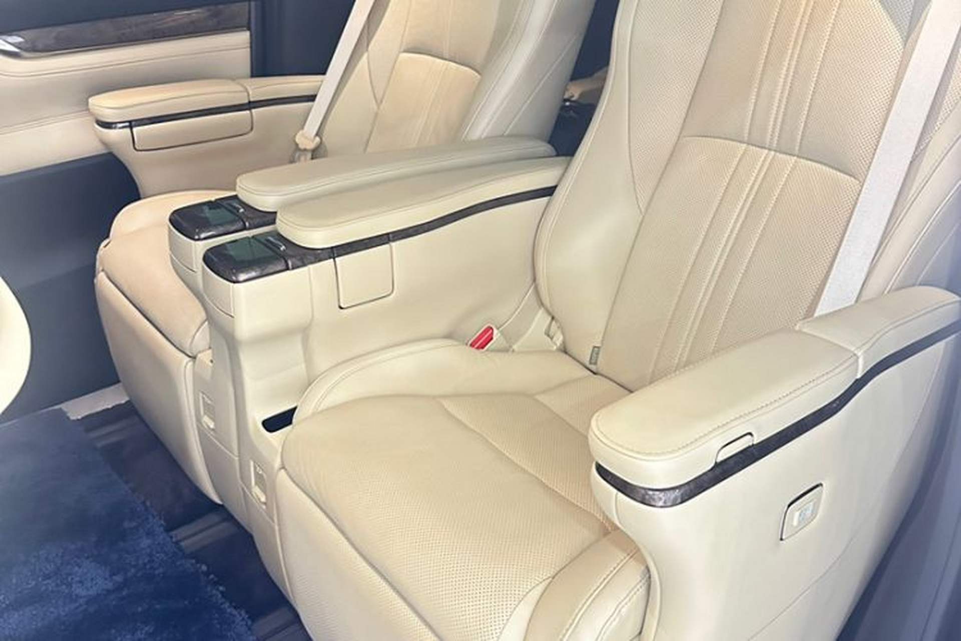 Used Toyota Vellfire 2023 Crown Dual-Engine 2.5L HV Ultimate Edition Interior 2