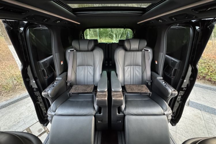 Used Toyota Vellfire 2023 Crown Dual-Engine 2.5L HV Prestige Edition Interior 3