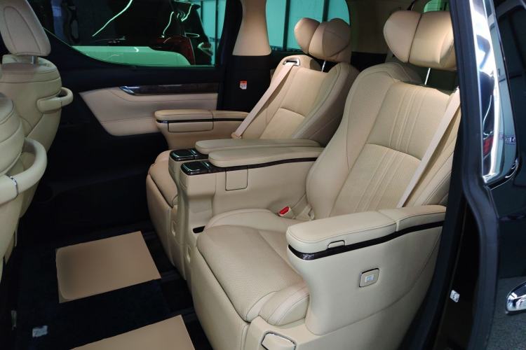 Used Toyota Vellfire 2023 Crown Dual-Engine 2.5L HV Ultimate Edition Interior 4