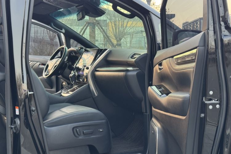 Used Toyota Vellfire 2023 Crown Dual-Engine 2.5L HV Prestige Edition Interior 9