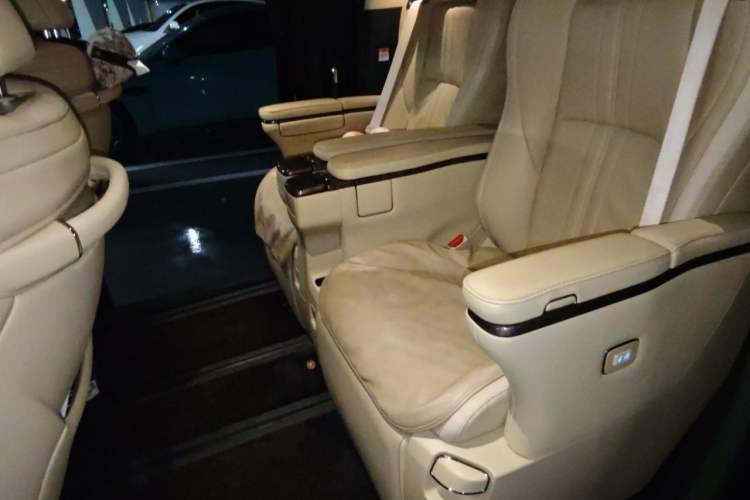 Used Toyota Vellfire 2023 Crown Dual-Engine 2.5L HV Ultimate Edition Left Rear Seat
