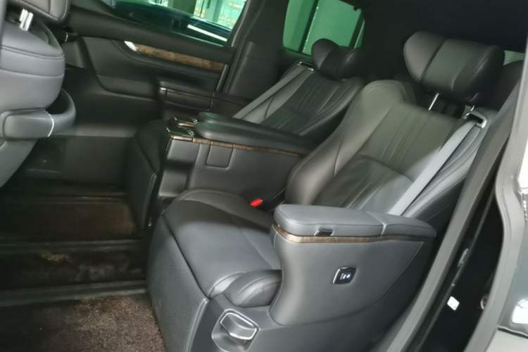 Used Toyota Vellfire 2023 Crown Dual-Engine 2.5L HV Ultimate Edition Left Rear Seat