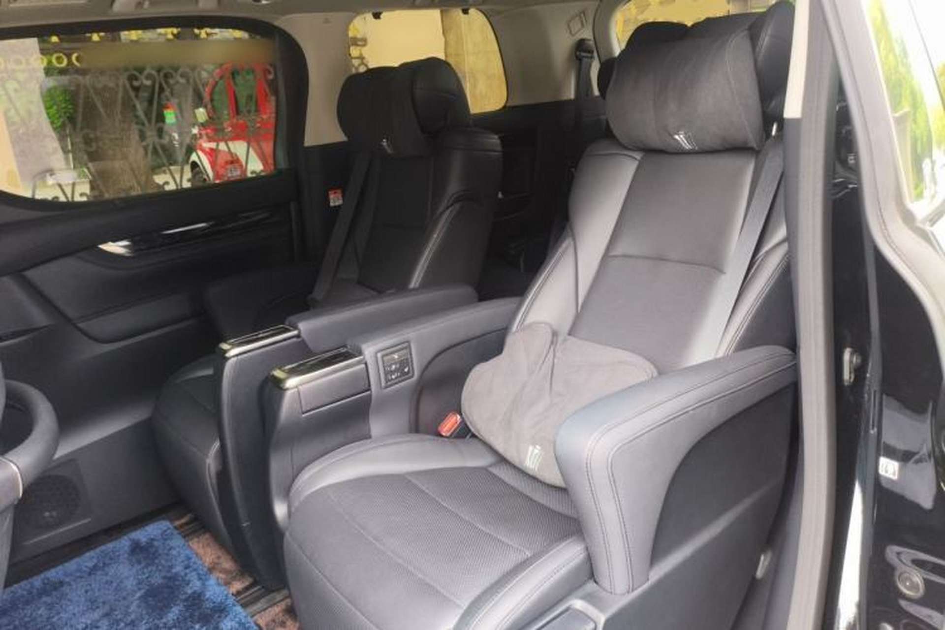 Used Toyota Vellfire 2023 Crown Dual-Engine 2.5L HV Luxury Edition Left Rear Seat