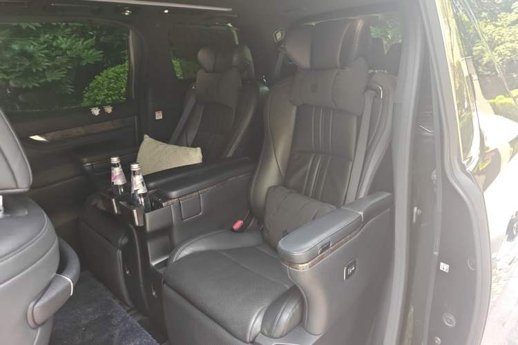 Used Toyota Vellfire 2023 Crown Dual-Engine 2.5L HV Ultimate Edition Left Rear Seat