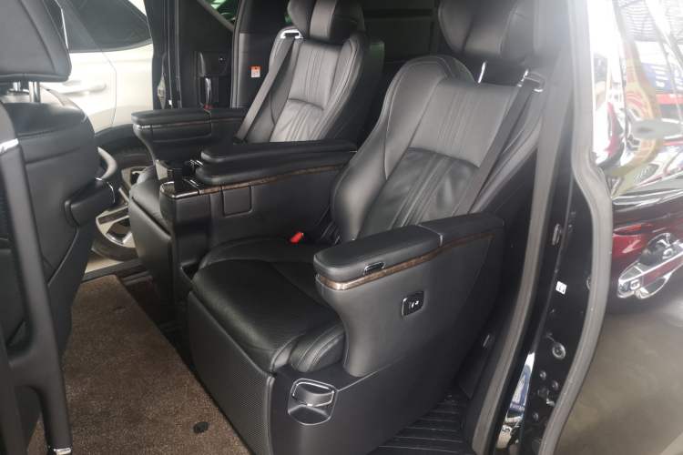 Used Toyota Vellfire 2023 Crown Dual-Engine 2.5L HV Ultimate Edition Left Rear Seat