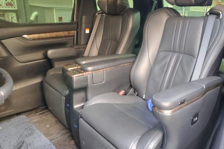 Used Toyota Vellfire 2023 Crown Dual-Engine 2.5L HV Ultimate Edition Left Rear Seat