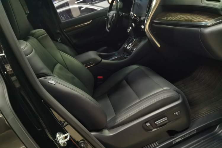 Used Toyota Vellfire 2023 Crown Dual-Engine 2.5L HV Prestige Edition Right Front Seat