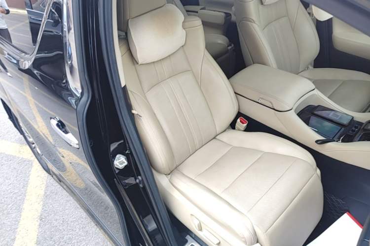 Used Toyota Vellfire 2023 Crown Dual-Engine 2.5L HV Prestige Edition Right Front Seat