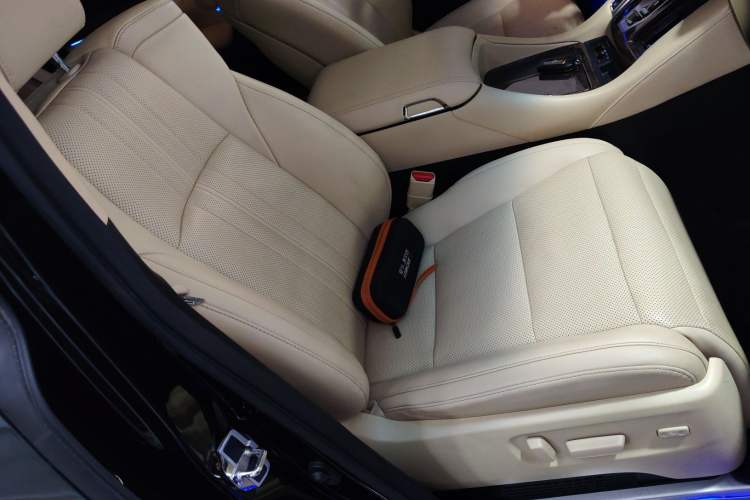 Used Toyota Vellfire 2023 Crown Dual-Engine 2.5L HV Ultimate Edition Right Front Seat