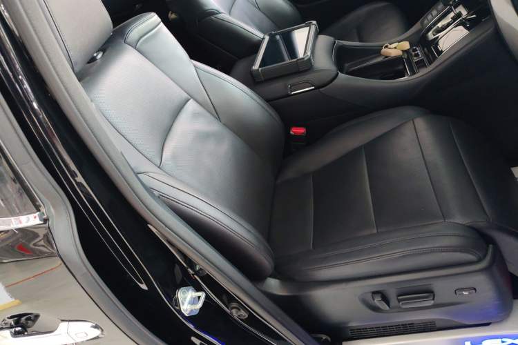 Used Toyota Vellfire 2023 Crown Dual-Engine 2.5L HV Luxury Edition Right Front Seat